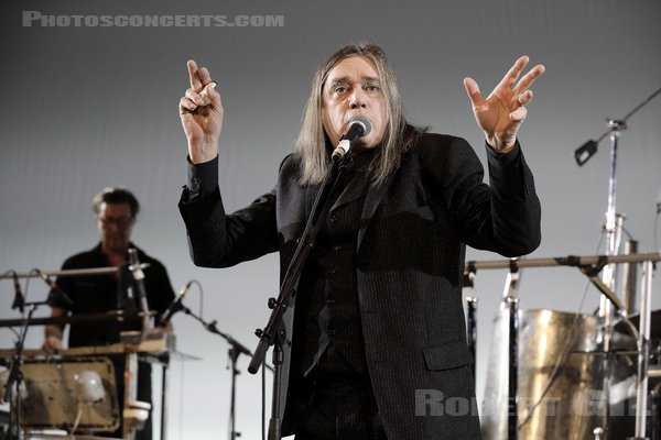 EINSTURZENDE NEUBAUTEN - 2022-10-08 - PARIS - Le Trianon - Christian Emmerich [Blixa Bargeld]